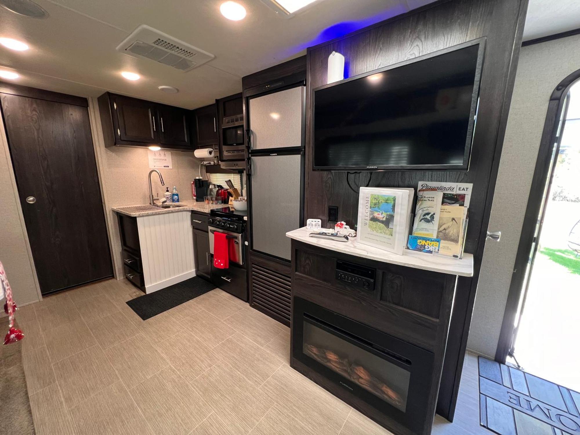 Lake Front Rv Experience Close To Port Canaveral And Kennedy Space Center Hotel Titusville Bagian luar foto